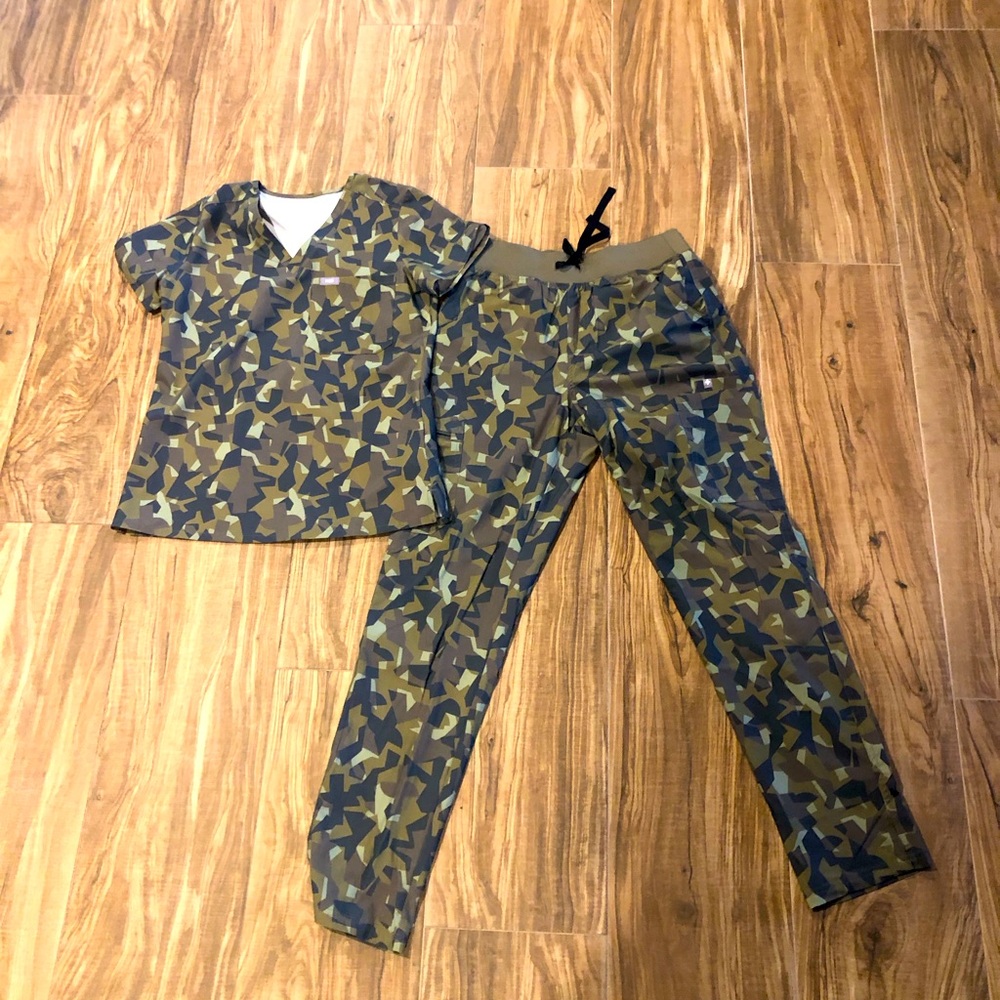 NWOT Figs camouflage set technical collection.